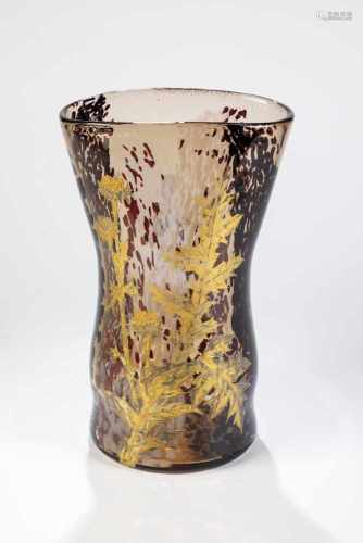 Vase mit DistelnErnest Léveillé, Paris, um 1890 Rauchbraunes Glas mit opakroten und opalweißen