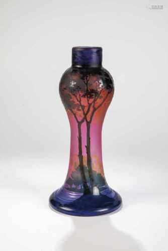 Lampenfuß mit BaumlandschaftJosef Riedel, Polaun, um 1900 Farbloses Glas, dünn rubinrosa
