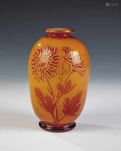 Vase mit Chrysantheme D. Christian & Sohn, Meisenthal, um 1899-1905 Farbloses Glas, mit Vase mit