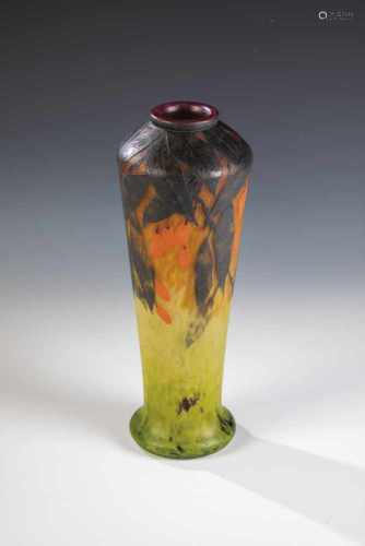 Vase mit KornelkirscheDaum Frères, Nancy, 1913 Farbloses Glas mit mehrfarbiger Pulverein- und