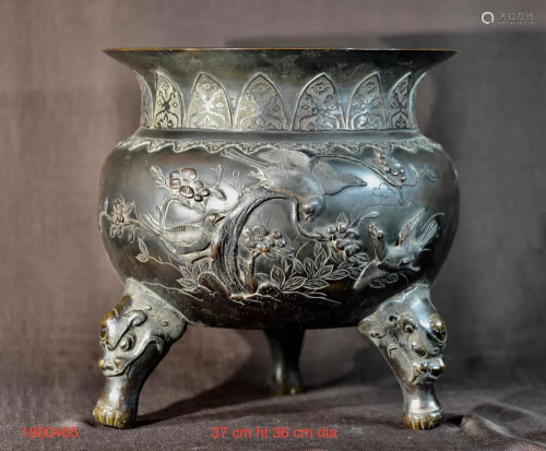 Large Japanese Bronze Urn with Bird Scene