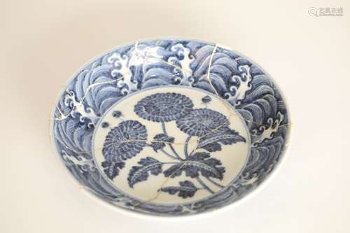 Ming Blue and white glaze floral plate