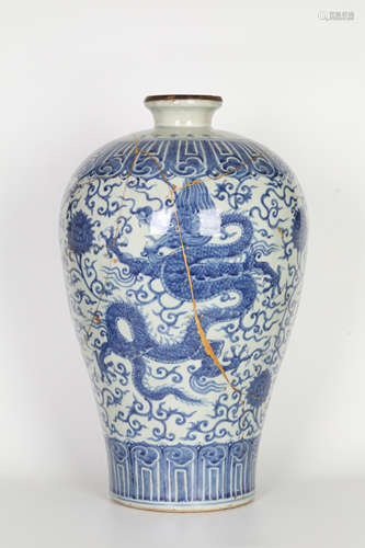 Ming Blue and white glazed dragon vase