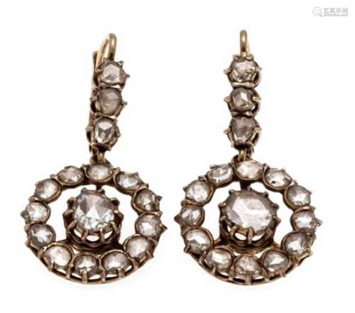 Diamond earrings GG 750/000 with diamond roses 6 - 3 mm, L. 32 mm, 5.6 gDiamant-Ohrringe GG 750/