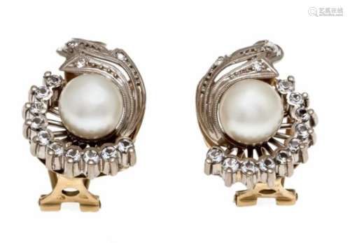 Akoya clip ear studs GG / WG 750/000, each with a cream white Akoya pearls 7.3 mm andwhite round