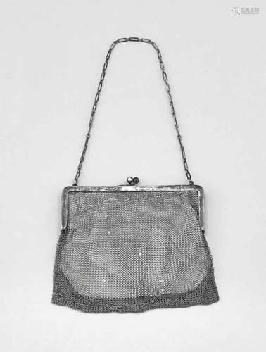 Evening bag, 20th cent., silver tested, smooth frame, chain links partly dam., l. 15 cm,approx.