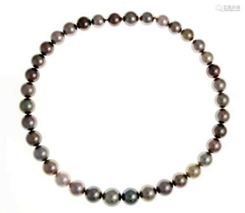 Tahitian pearl necklace with Nittel patent clasp in a Tahitian pearl, with 37 excellent,multicolored