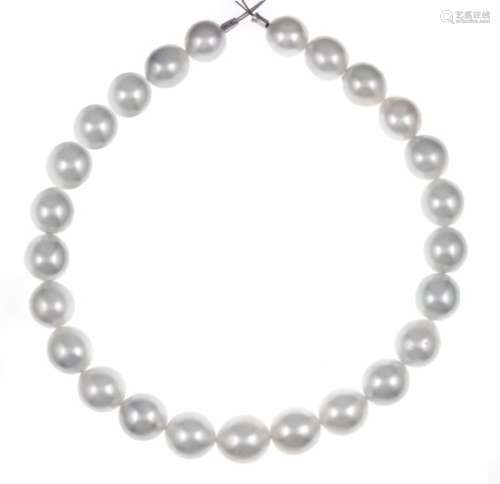 South Sea strand with 25 fine South Sea pearls 16.1 - 13.15 mm with very few naturalfeatures and