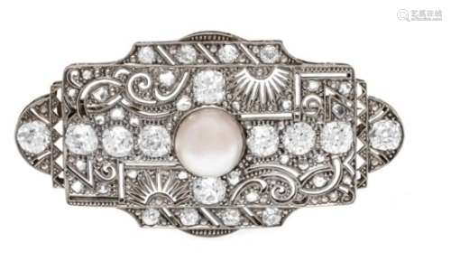 Pearl old cut diamond brooch platinum with a pearl 8.5 mm with very good luster, old cutdiamonds,
