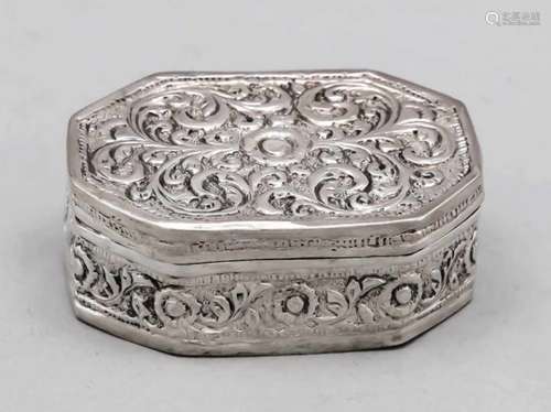 Rectangular pill box, 20th century, silver tested, straight shape, flattened corners, wallwith rich,