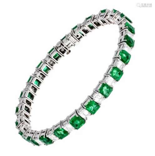 Emerald diamond bracelet WG 750/000 with 23 fac. Emeralds, overall over 10.0 ct in verygood color