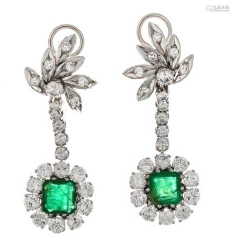 Emerald-brilliant clip stud earrings platinum with one fac. Emerald, total 2.0 ct in verygood