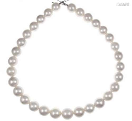 Strand from the South Seas with 31 very fine South Sea pearls 16.4 - 13.0 mm with very,very few