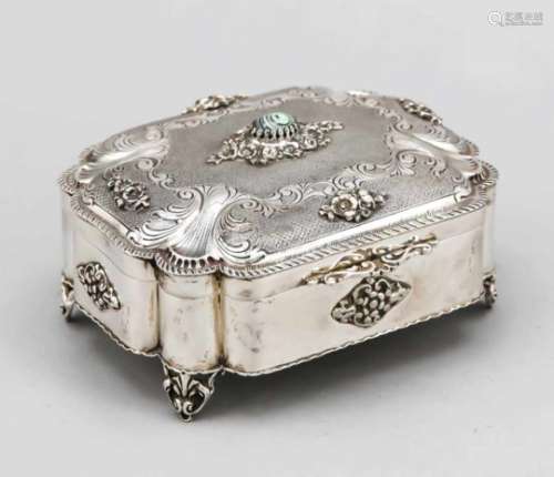 Rectangular lidded box, Italy, 20th century, silver 800/000, on 4 decorated feet, straightbody,