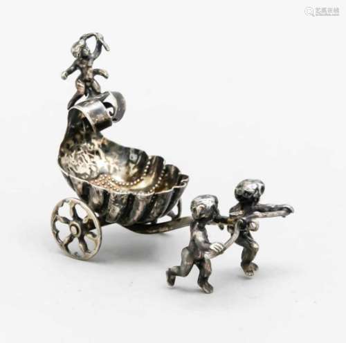 Miniature shell wagon pulled by two putti, around 1900, hallmarked silver, l. 10 cm,approx. 107