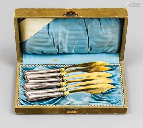 Six fruit knives, around 1900, silver 800/000, filled handles with floral reliefdecoration, l. 14