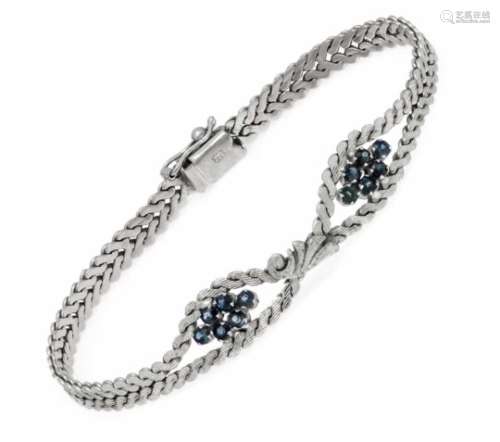 Sapphire bracelet WG 585/000 with 16 round faceted sapphires 2.5 mm in good color, boxclasp with
