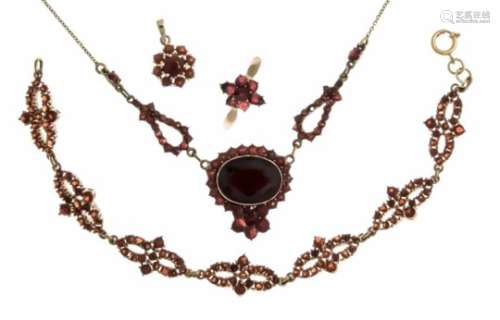 Garnet bundle necklace with spring ring GG 585/000 and middle part Double, with oval fac.Garnet 15.7
