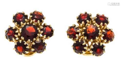 Garnet ear clips GG 333/000 with 7 round faceted garnets 5 - 4 mm, D. 15 mm, 4.1 gGranat-Ohrclips GG