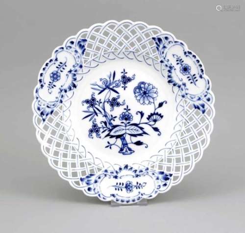 Large perforated plate, Meissen, brand after 1934, 2nd quality, decor onion pattern inunderglaze