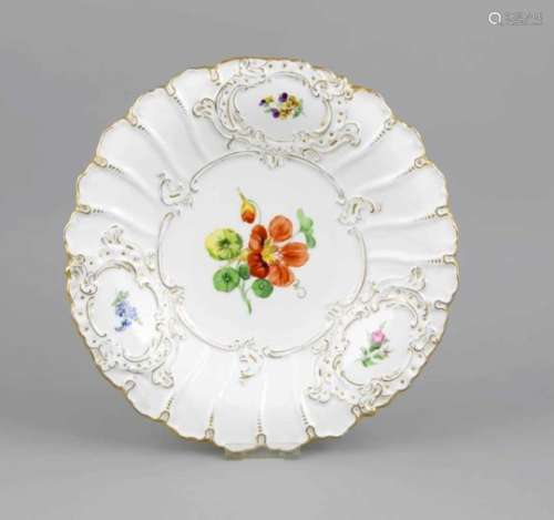 Prunkteller, Meissen, mark 1924-34, 1st quality, polychrome flower painting in the mirrorand in