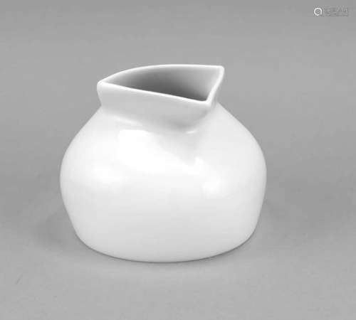 Vase, Meissen, 21st c., Stylized beak shape, white, h. 11 cm, b. 15 cmVase, Meissen, 21. Jh.,