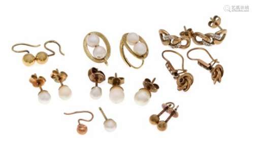 Mixed lot of 8 pairs of ear studs GG 333/000 and GG 585/000 with Akoya pearls 5 - 4.5 mm,river