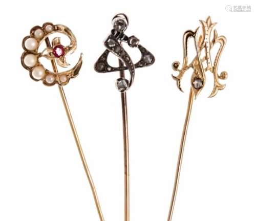 Mixed lot of 3 pins GG / WG 750/000 with diamond roses, pearls and a red gem, needle heads15 - 12.