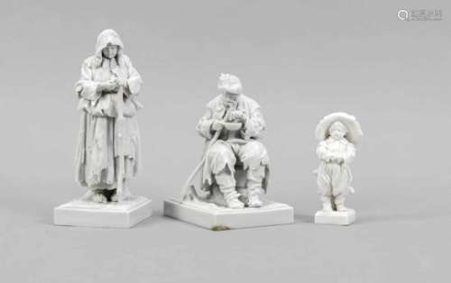 Drei Bettler-Figuren, Frankreich, 20. Jh., Sèvres-Imitationsmarke, Weißporzellan,sitzender Mann
