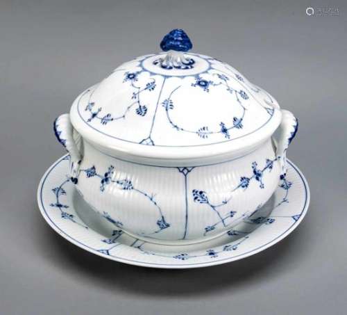 Large round lidded terrine on Presentoir, Royal Copenhagen, around 1900, Musselmalet decorin