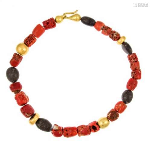 Coral necklace with 4 elements D. 17 mm and solid clasp GG 750/000 Coral elements 15 - 10mm, L. 46