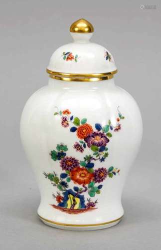 Lidded vase, Meissen, late 20th century, 1st quality, bulging shape, polychrome Kakiemonpainting,