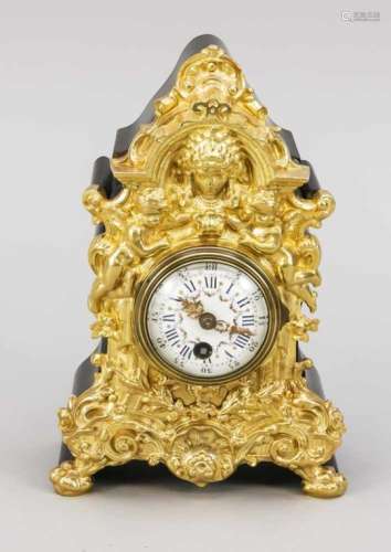 kleine Tischuhr, 2.H. 19.Jh., Uhrwerk mit Zylinderhemmung, in eine vergoldete Bronzefronteingesetzt,