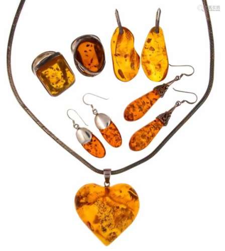 Amber mixed lot of silver pendants with heart-shaped cabochon 45 x 43 mm, chain withcarabiner, L. 47