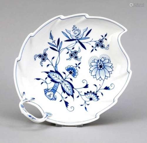 Leaf bowl, Meissen, mark after 1934, 2nd quality, decor onion pattern in underglaze blue,L. 26