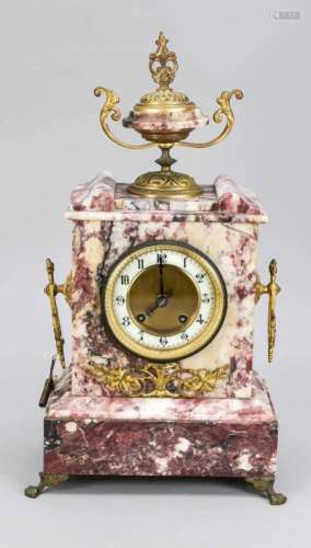 franz. Kaminuhr, um 1860, rosa/weinrot geäderter Marmor, gekrönt durch eine Schale mitvergoldeten