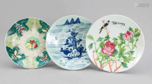 3 Teller, China, 19./20. Jh., 1 Blau-Weiß, 1 x Famille-Rose mit Vogel in blühenden ZWeigenund