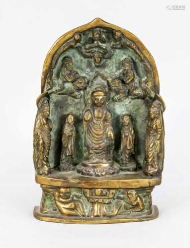 Kleiner Bronze-Schrein, China, 19./20. Jh., buddhistische Heilige auf einem breiten Sockelmit passig