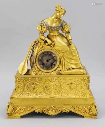 Pendule im Empirestil, 1.H. 19.Jh., feuervergoldet, poliert/ satiniert, dargestellt isteine Frau mit