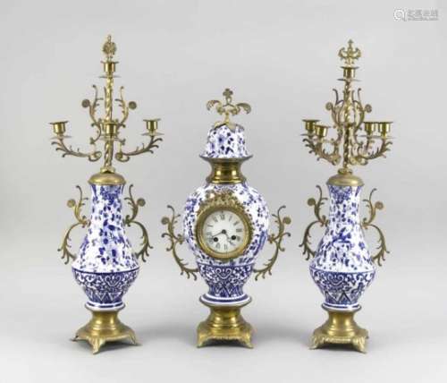 3-teilige Vasen-Pendulen-Garnitur, 2. H. 19. Jh., 3-tlg., Porzellankorpus mit Unterglasurblauer