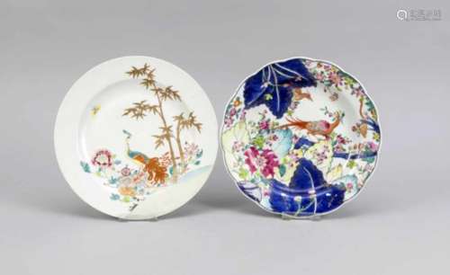 Convolute of 2 famille rose dishes, China, Qing Dynasty. 1x with curved rim and polychromeenamel