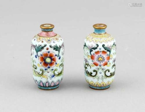 A pair of Chinese miniature vases, 19th/20th c., with apokryphal Qianlong seal mark iniron-red,