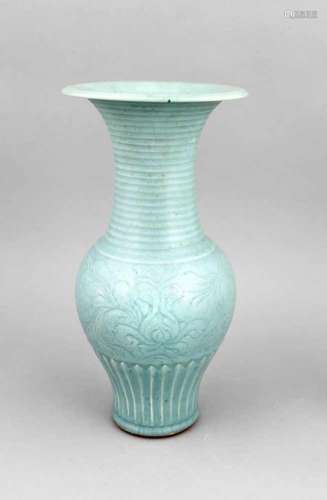 Seladonfarbene Baluster-Vase, Japan/China?, Alter unbekannt. Im Stil klassischerLongquan-Formen
