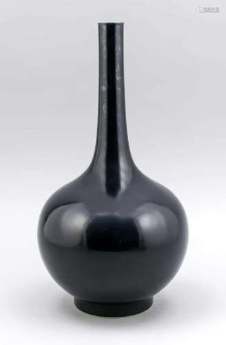 Monochrome bottle vase, China, 20th cent.? Bellied body on cylindrical foot ring, darkblue glaze.