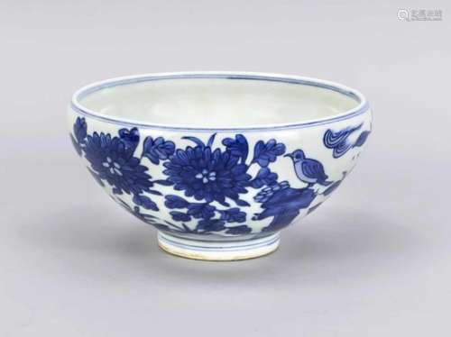 White-blue bowl, China, 20th cent. Cylindrical foot ring, slightly retracted lip rim.Circulating