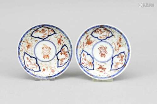 Pair of flat Imari bowls, Japan, probably 18th cent., in the center a bird on a hive? in 2concentric