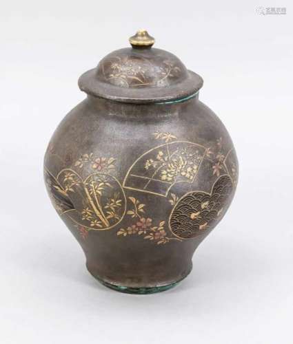 Ginger pot/lidded jar, Japan, around 1900. Bellied shape, lid with knob (rubbed). Ceramicswith a