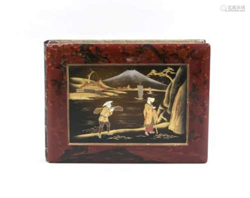 Album, Japan, around 1900. Lacquered cover with linen back, front with lacquer image: manand woman