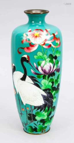 Cloisonné-Vase (Shippo), Japan, um 1900. Geschulterte Form, opake und semitransparenteEmaille auf