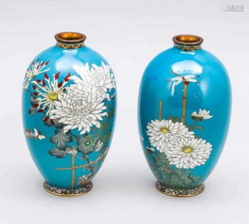 2 Cloisonné-Vasen (Shippo), Japan, um 1900. Beide mit bauchiger Form, polychrome Emailleauf
